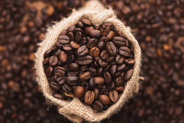 Вибірковий фокус свіжих смажених кавових зерен у мішку — стокове фото