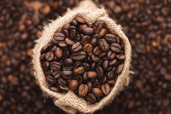 Enfoque selectivo de granos de café tostados frescos en saco - foto de stock