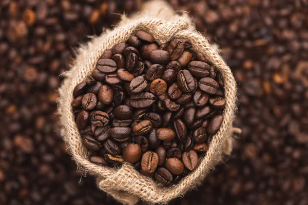 Messa a fuoco selettiva di chicchi di caffè tostato fresco a sacco — Stock Photo