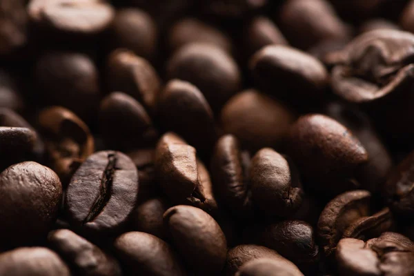 Vista de cerca de los granos de café tostados frescos fondo - foto de stock