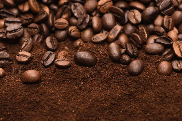 Vista superior de granos de café tostados frescos y café molido - foto de stock