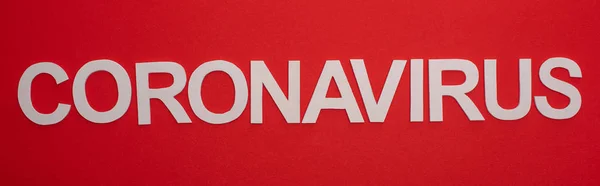 Vista superior de las letras del coronavirus aisladas en rojo, plano panorámico - foto de stock