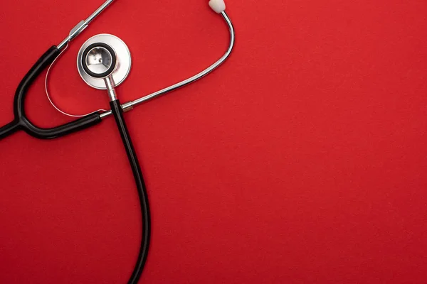 Draufsicht des Stethoskops isoliert auf Rot — Stockfoto