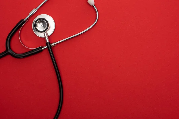 Vue du dessus du stéthoscope isolé sur rouge — Photo de stock