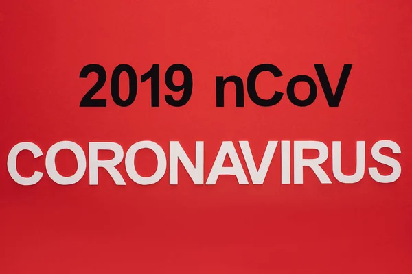 Топ-вид на 2019 ncov и коронавирус, выделенные на красный — стоковое фото