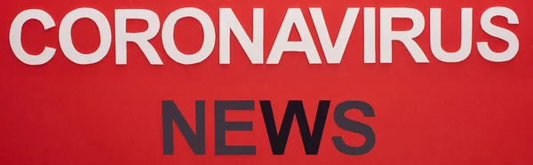 Vue du dessus du lettrage des nouvelles sur le coronavirus isolé sur une photo panoramique rouge — Photo de stock