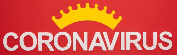 Вид зверху на коронавірус, написання та знак корони ізольовано на червоному, панорамному знімку — стокове фото