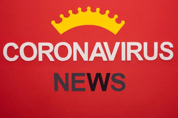 Вид зверху на коронавірусний сигнал новин і знак корони ізольовані на червоному — Stock Photo