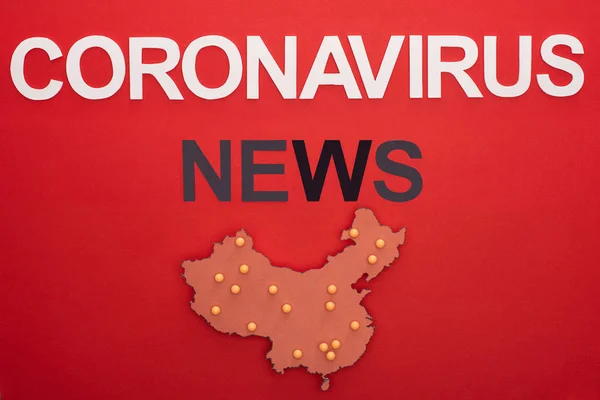Vista superior de lettering notícias coronavírus com layout de mapa china no fundo vermelho — Fotografia de Stock
