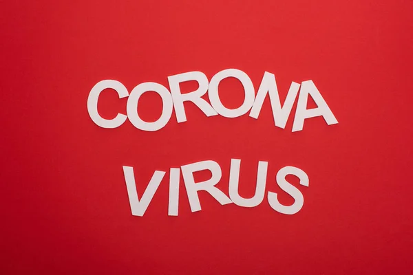 Ansicht von oben: Schriftzug Coronavirus isoliert auf Rot — Stockfoto