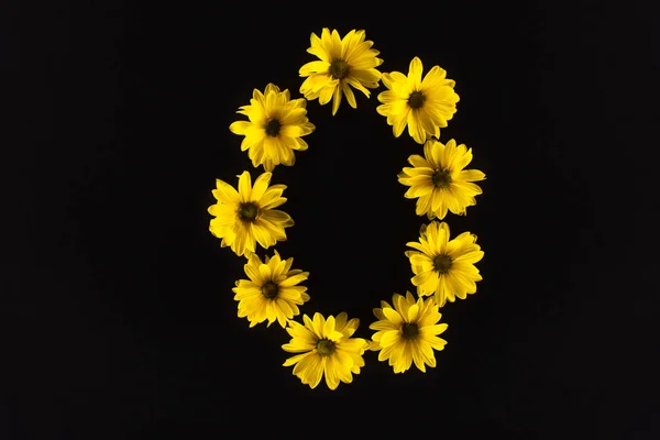 Top view of yellow daisies arranged in number 0 isolated on black — Stock Photo