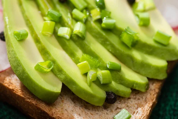 Primo piano di panino con avocado e cipolla verde — Foto stock