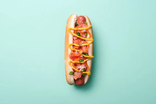 Vista superior de um cachorro-quente saboroso em azul — Fotografia de Stock