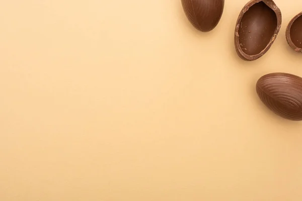 Vista dall'alto di uova di cioccolato sul beige — Foto stock