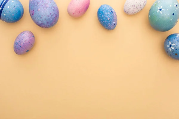 Top view of purple chicken eggs on beige background — Stock Photo