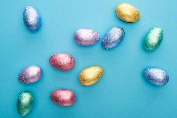 Vista dall'alto del cioccolato Uova di Pasqua su sfondo blu — Foto stock