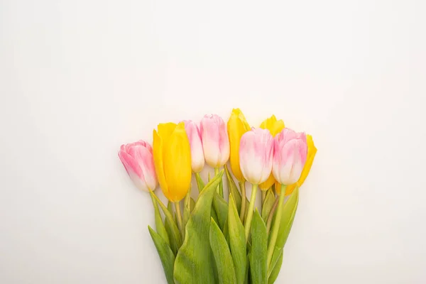 Vista superior del ramo de tulipanes sobre fondo blanco, concepto de primavera - foto de stock