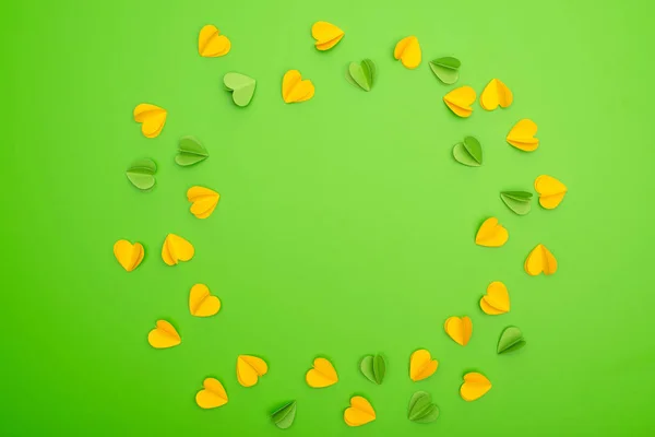 Вид сверху декоративных сердец на зеленом фоне, весенняя концепция — стоковое фото