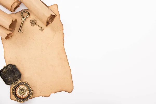 Ansicht von Vintage-Schlüsseln und Kompass auf altem Papier isoliert auf Weiß — Stockfoto