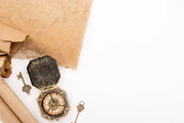 Top view of vintage keys, compass and aged paper isolated on white — Stock Photo