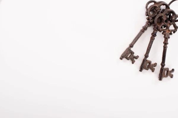 Top view of vintage rusty keys isolated on white — Stock Photo