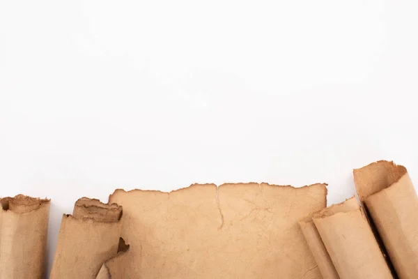 Vue du dessus du papier vieilli rétro isolé sur blanc — Photo de stock