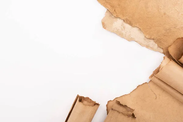 Vue du dessus du papier vieilli rétro isolé sur blanc — Photo de stock