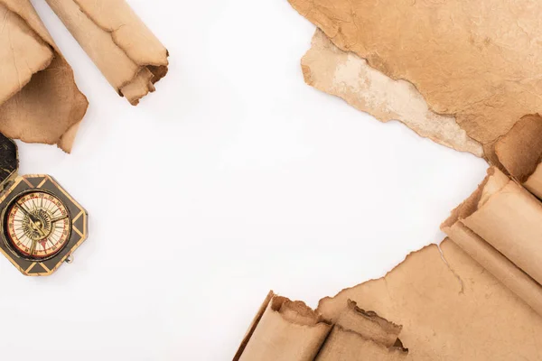 Vue de dessus de boussole vintage et papier vieilli isolé sur blanc — Photo de stock