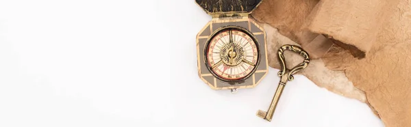 Верхний вид винтажного ключа, компас и старая бумага изолированы на белом, панорамный снимок — стоковое фото