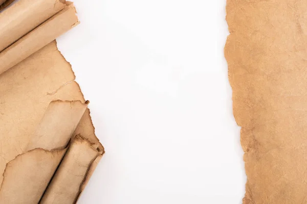 Vue du dessus du papier vintage vide isolé sur blanc — Photo de stock