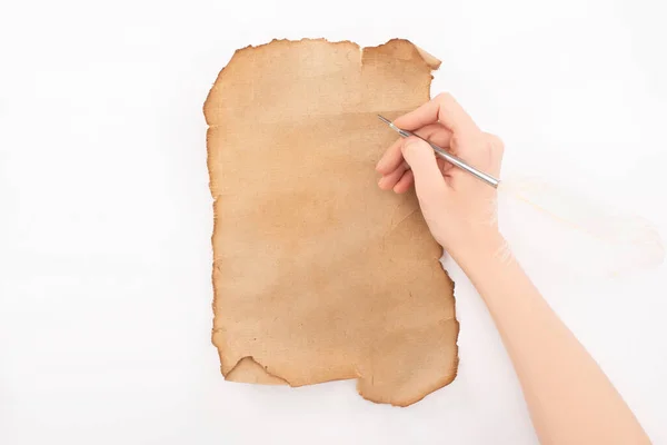 Vista recortada de la escritura de la mujer con pluma en papel vintage aislado en blanco - foto de stock