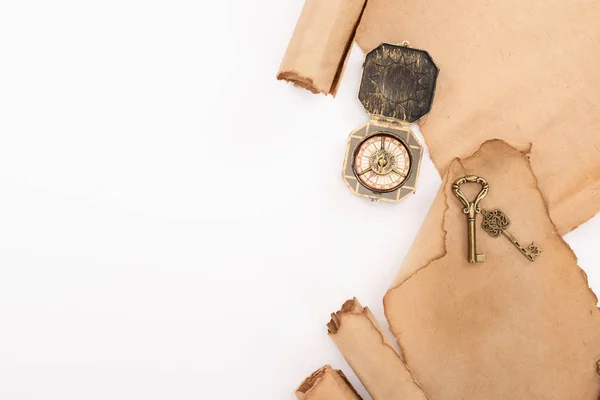 Top view of vintage compass, keys and aged parchment paper isolated on white — Stock Photo