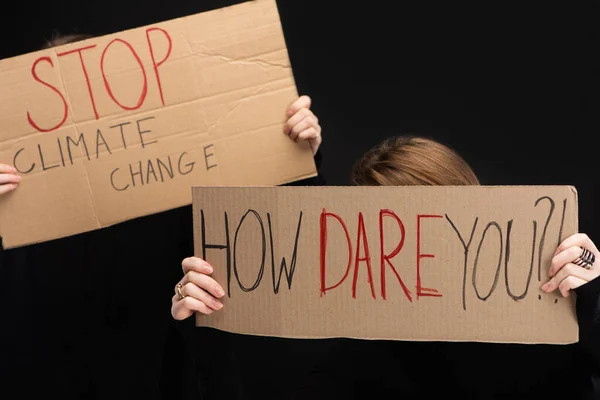 Visão parcial de mulheres com cartazes com parar as mudanças climáticas e como você ousa lettering isolado em preto, conceito de aquecimento global — Fotografia de Stock