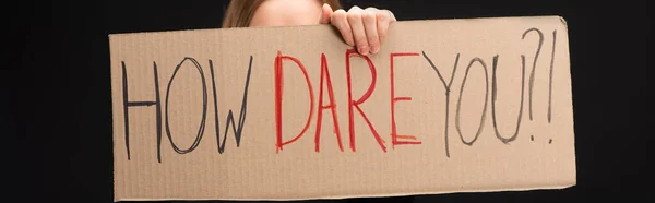 Vue panoramique de la femme tenant une pancarte avec comment osez-vous lettrage isolé sur noir, concept de réchauffement climatique — Photo de stock