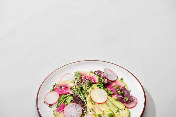 Salada de rabanete fresco com verduras e abacate na superfície cinza — Fotografia de Stock