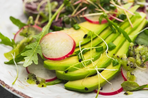 Vista ravvicinata di insalata di ravanello fresca con verdi e avocado — Foto stock