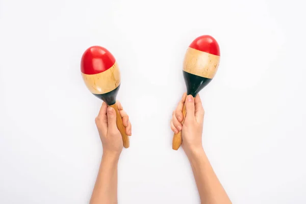 Vista recortada de la mujer sosteniendo maracas sobre fondo blanco - foto de stock