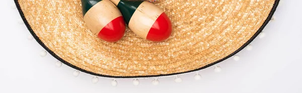 Top view of sombrero and maracas on white background, panoramic shot — Stock Photo