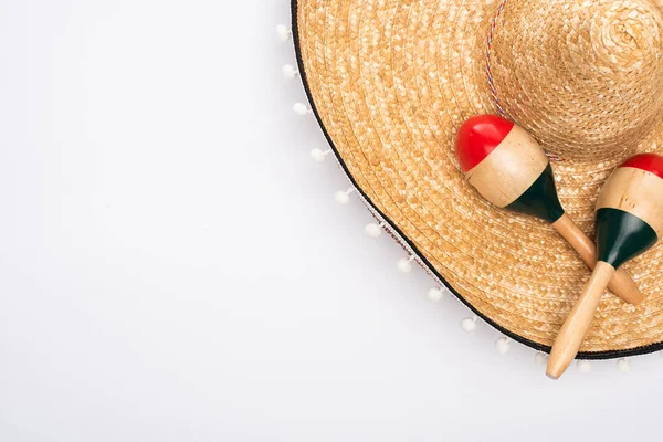 Draufsicht auf Sombrero und Maracas auf weißem Hintergrund — Stockfoto