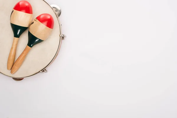 Vue de dessus des maracas en bois sur tambourin sur blanc — Photo de stock