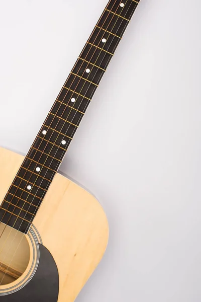 Vue du dessus de la guitare acoustique sur fond blanc — Photo de stock