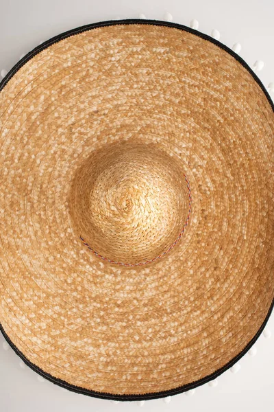 Vue du dessus du sombrero mexicain sur fond blanc — Photo de stock