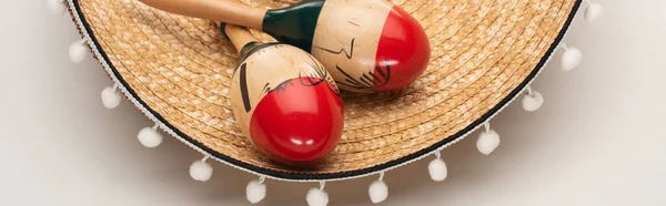 Vue rapprochée des maracas sur sombrero sur fond blanc, vue panoramique — Photo de stock