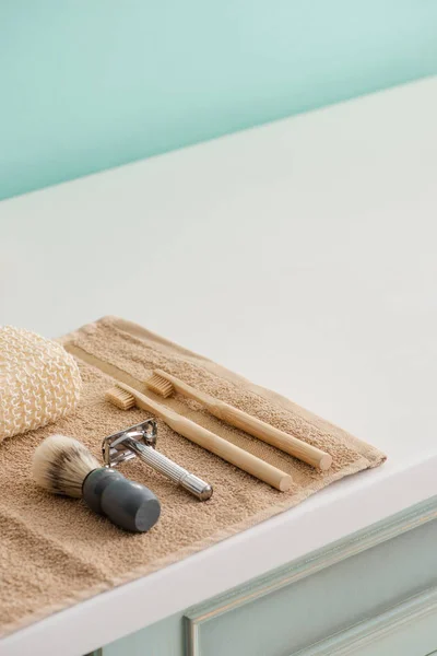 Objetos de higiene en la toalla en el baño, concepto de cero residuos - foto de stock