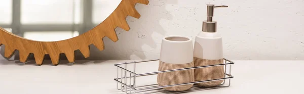 Vue panoramique de l'étagère avec porte-brosse à dents et distributeur de savon liquide près du miroir dans la salle de bain, concept zéro déchet — Photo de stock