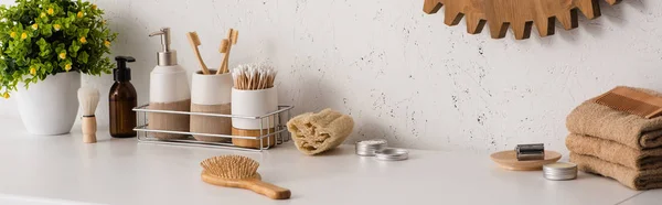 Vista panorámica del estante con objetos de higiene y productos de belleza con maceta en el baño, concepto de cero residuos - foto de stock