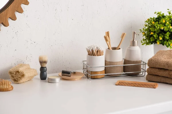 Diversi oggetti di bellezza e igiene con vaso da fiori in bagno, concetto di zero rifiuti — Foto stock