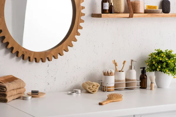 Salle de bain avec différents objets de beauté et d'hygiène avec pot de fleurs et miroir, concept zéro déchet — Photo de stock