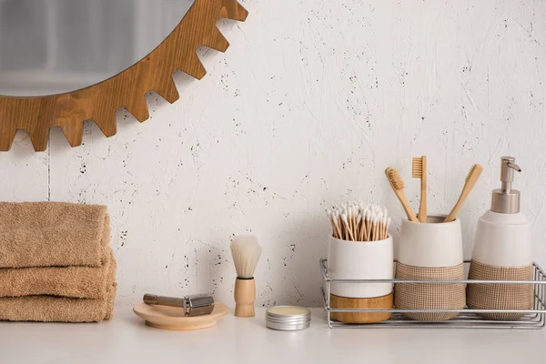 Salle de bain avec des objets d'hygiène écologiques et miroir sur le mur, concept zéro déchet — Photo de stock