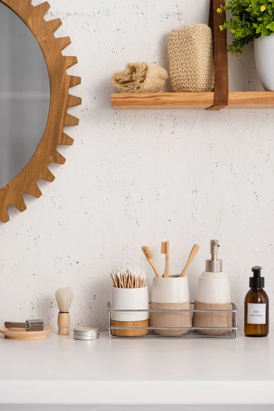 Cuarto de baño con objetos ecológicos y productos cosméticos en los estantes, concepto de cero residuos - foto de stock